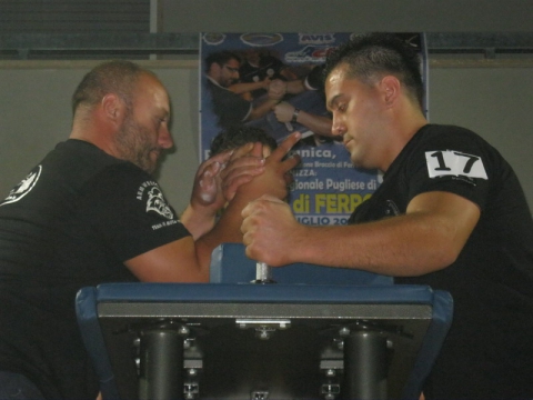 Viaggio nei tornei di braccio di ferro: «Ma i giovani si arrendono subito»